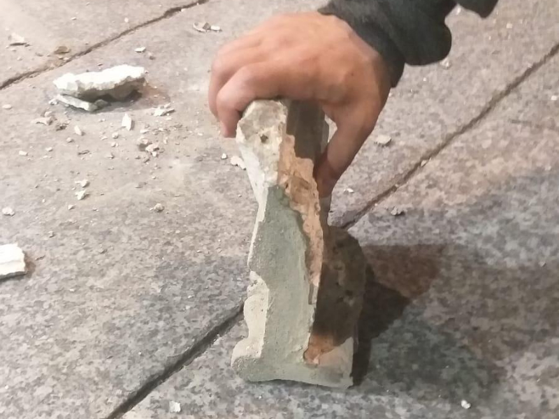Cadono calcinacci in piazza della Vittoria: tragedia sfiorata