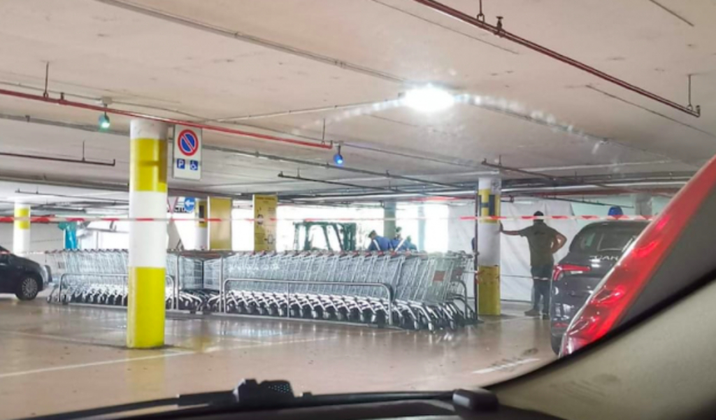 Uomo trovato morto nel parcheggio del centro commerciale