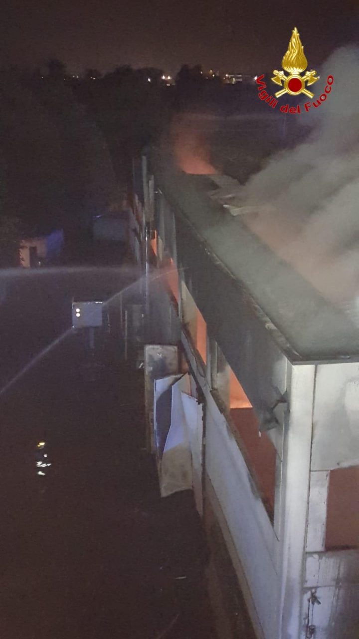 A fuoco un capannone a Codogno FOTO