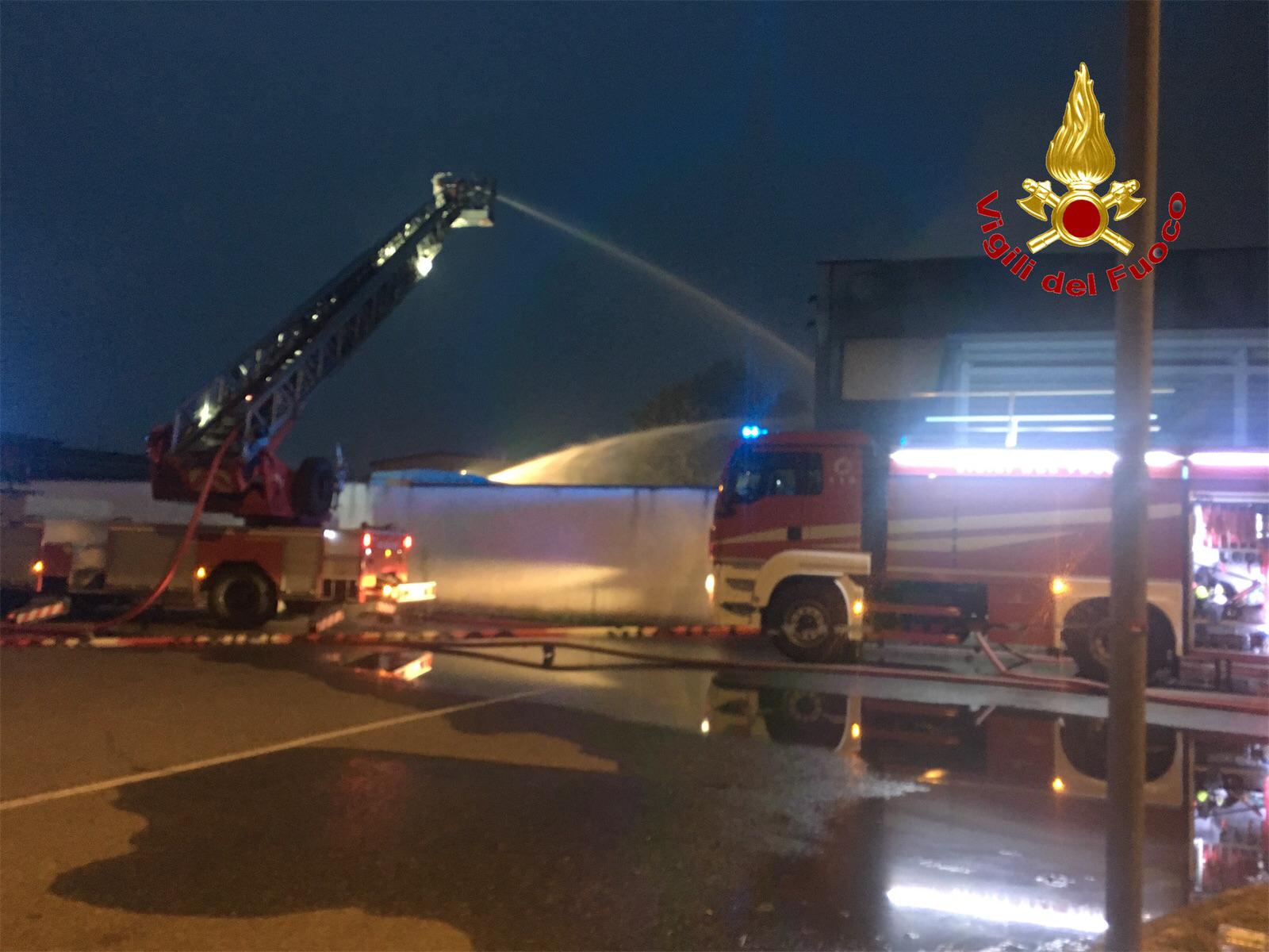 A fuoco un capannone a Codogno FOTO