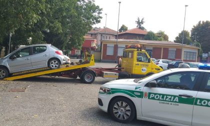 14 auto abbandonate a Lodi rimosse dalla Polizia Locale