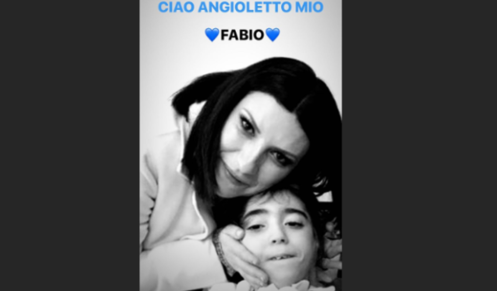 L’addio al piccolo guerriero Fabio, anche Laura Pausini saluta il suo “angioletto”