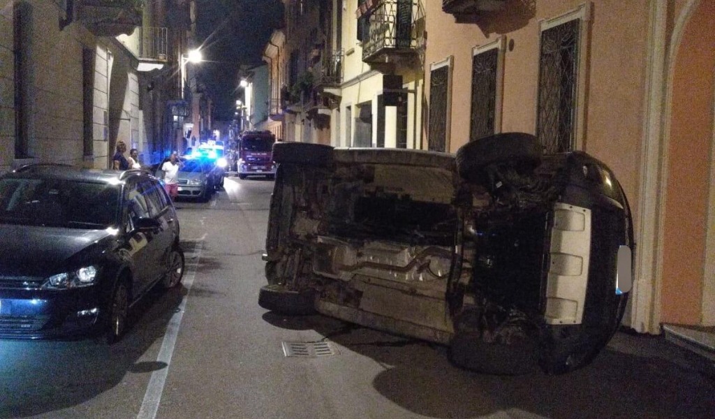 52enne si ribalta con l’auto a Lodi: arrivano i Vigili del Fuoco