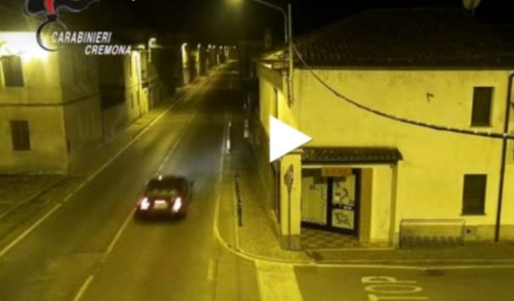 Incendiano tre auto per vendicarsi delle ex fidanzate: denunciati VIDEO
