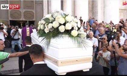Folla, lacrime e applausi ai funerali di Nadia Toffa VIDEO