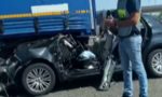 Auto tampona camion e si incastra sotto il rimorchio: due feriti gravi VIDEO