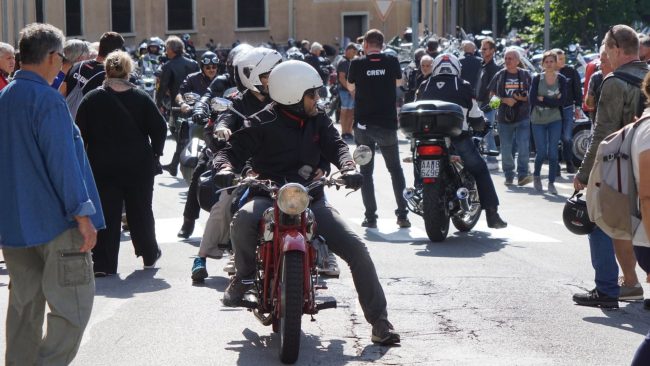 Si cerca ovunque “l’angelo guzzista”, samaritano dopo l’incidente