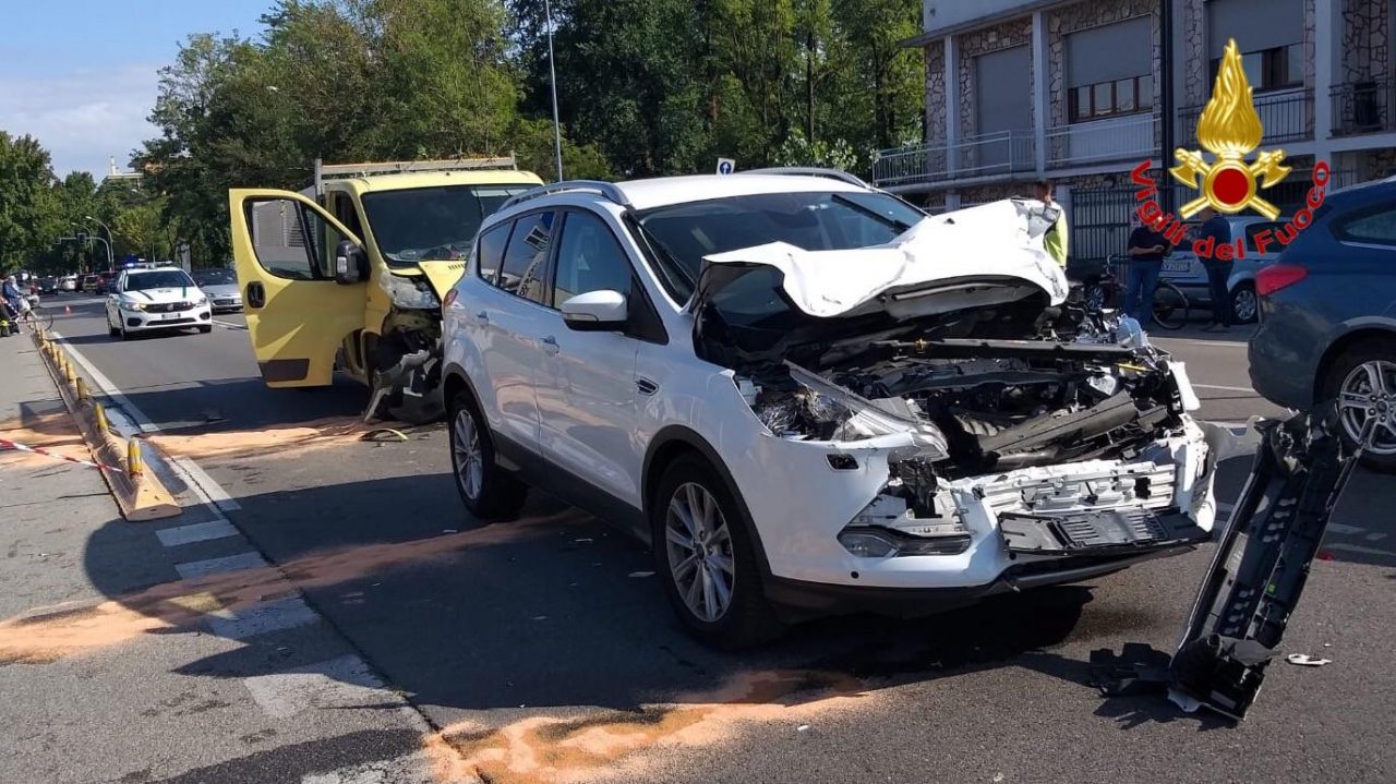 Grave tamponamento su viale Milano con mezzo pesante: 3 feriti FOTO