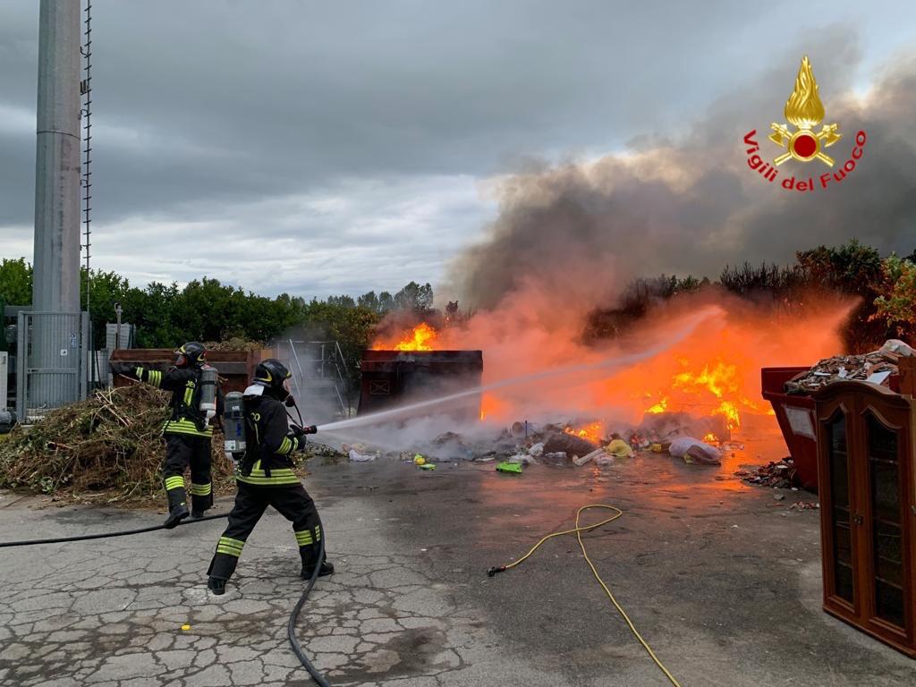 A fuoco la piazzola ecologica di Valera Fratta