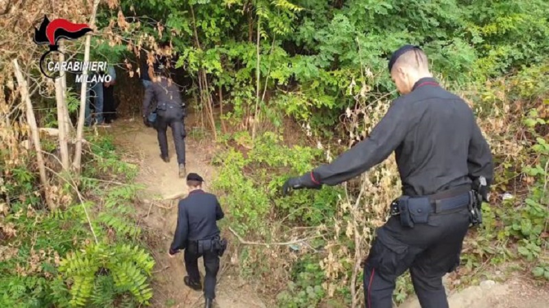 Bonifica dei carabinieri al boschetto della droga di San Donato VIDEO