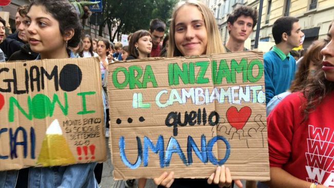 Fridays for future Milano: tutti i cartelli alla manifestazione FOTO