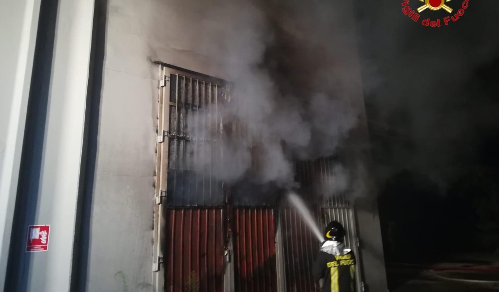 In fiamme il mobilificio Cremonesi Arredamenti di Somaglia FOTO