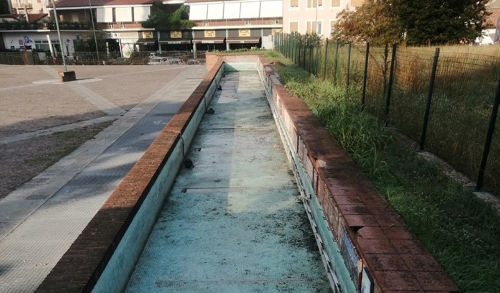 Finalmente ripulita la fontana di Piazzale Matteotti
