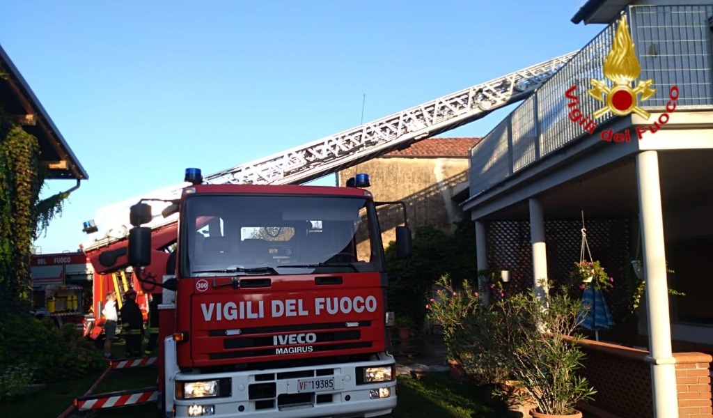 Canna fumaria in fiamme, Vigili del Fuoco in azione FOTO