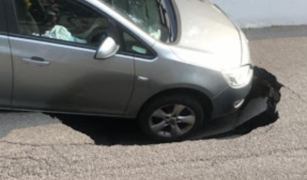 Voragine a Casalpusterlengo: la terra si apre sotto un’auto FOTO