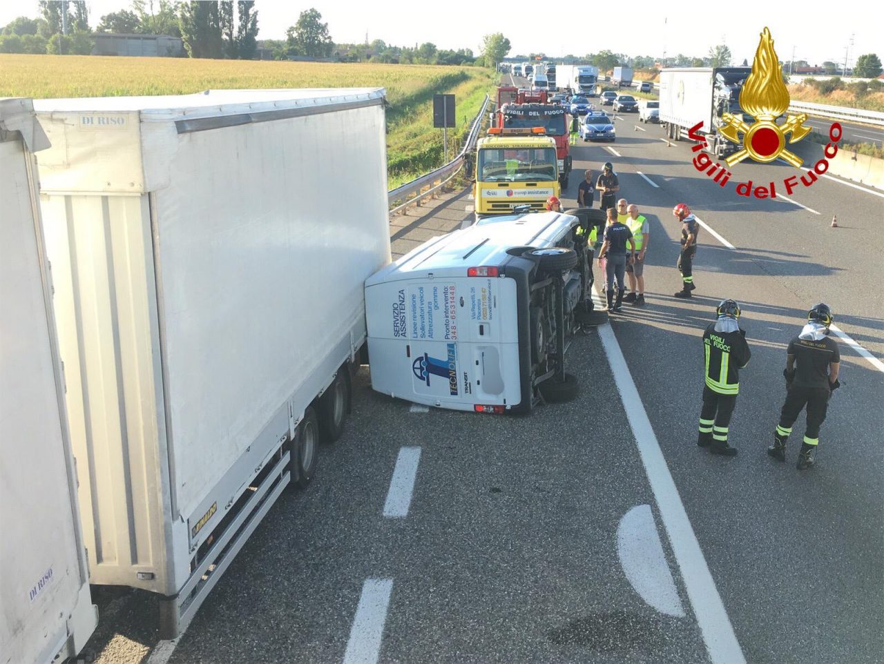 Ribaltamento sulla A1, grave incidente tra un furgone e un camion FOTO