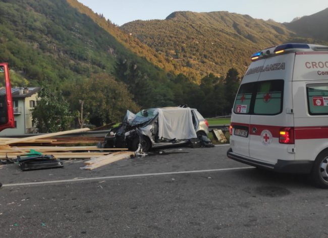Camion perde il carico che finisce su un’auto, muore ragazzino