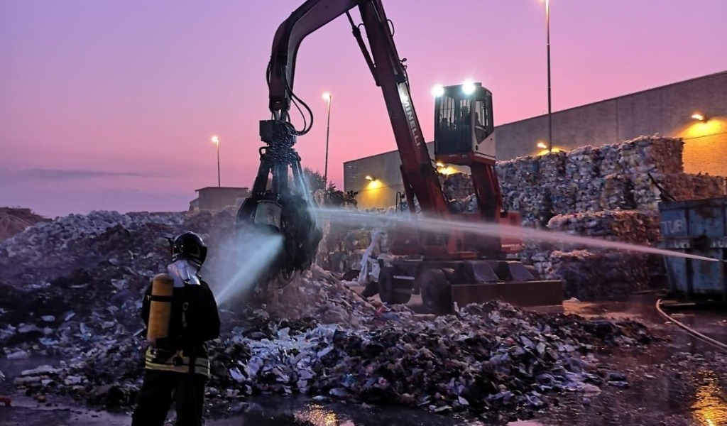 Altro incendio nel lodigiano: fiamme in una discarica di Fombio FOTO