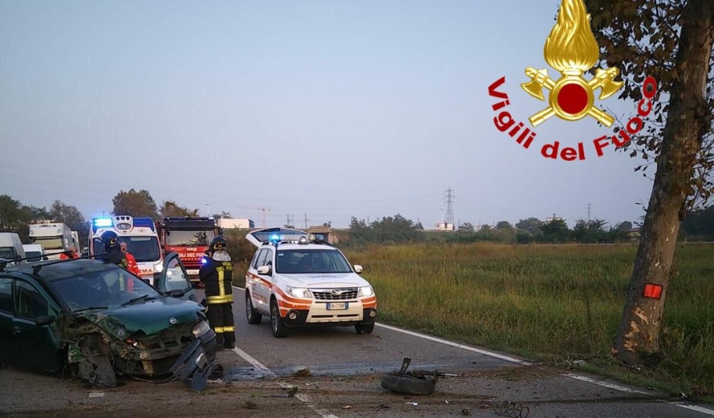Perde il controllo dell’auto e finisce contro un albero: ferito 46enne