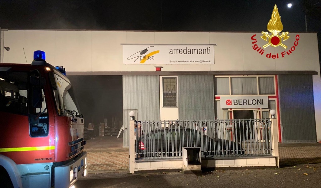 Principio d’incendio all’Arredamenti Peluso di Sant’Angelo