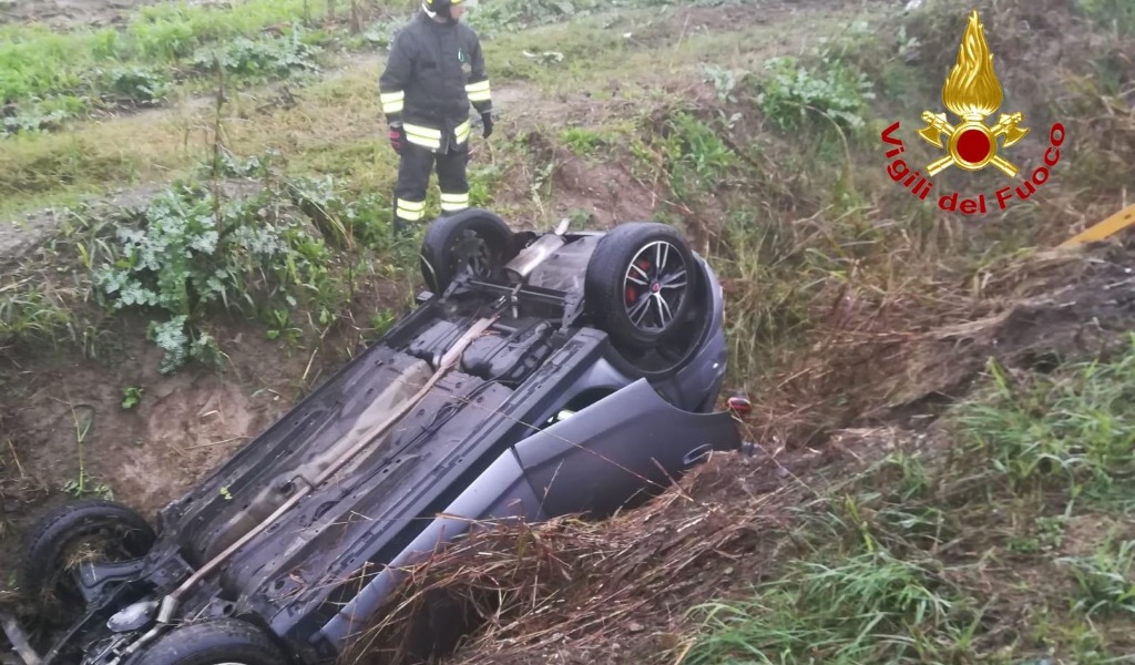 20enne perde il controllo dell’auto e finisce nel fossato accanto alla statale