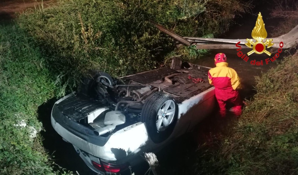 Perde il controllo dell’auto e si ribalta nel fosso: 32enne in ospedale FOTO