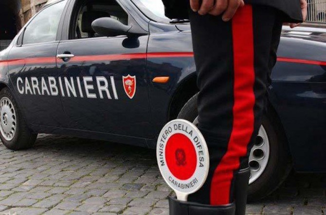 Tenta di conseguire la patente facendosi suggerire ma viene scoperto
