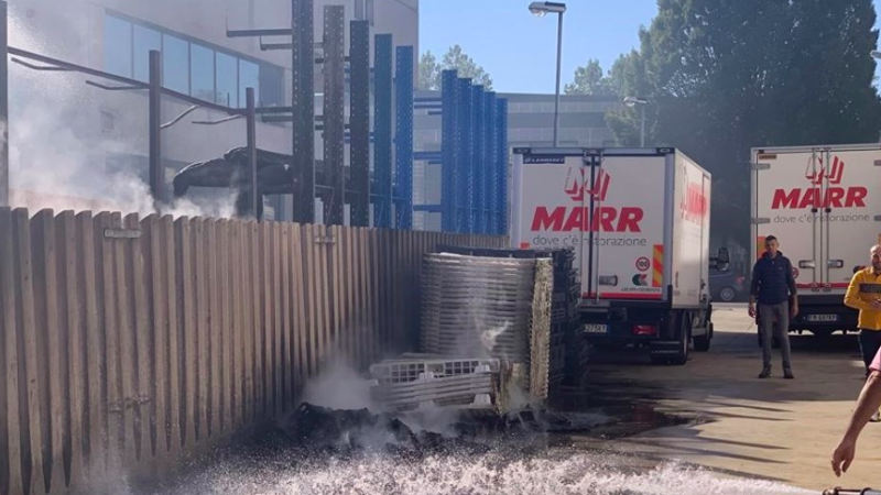 A fuoco anche cassonetti contenenti plastica: i Vigili del fuoco evitano il peggio