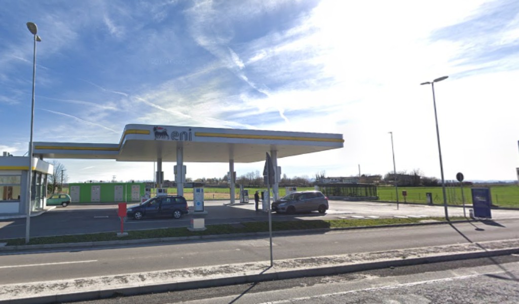 A bordo di una ruspa (rubata) svaligiano la cassa del distributore in pochi minuti