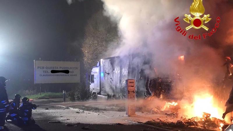 Camion in fiamme vicino alle pompe di benzina FOTO
