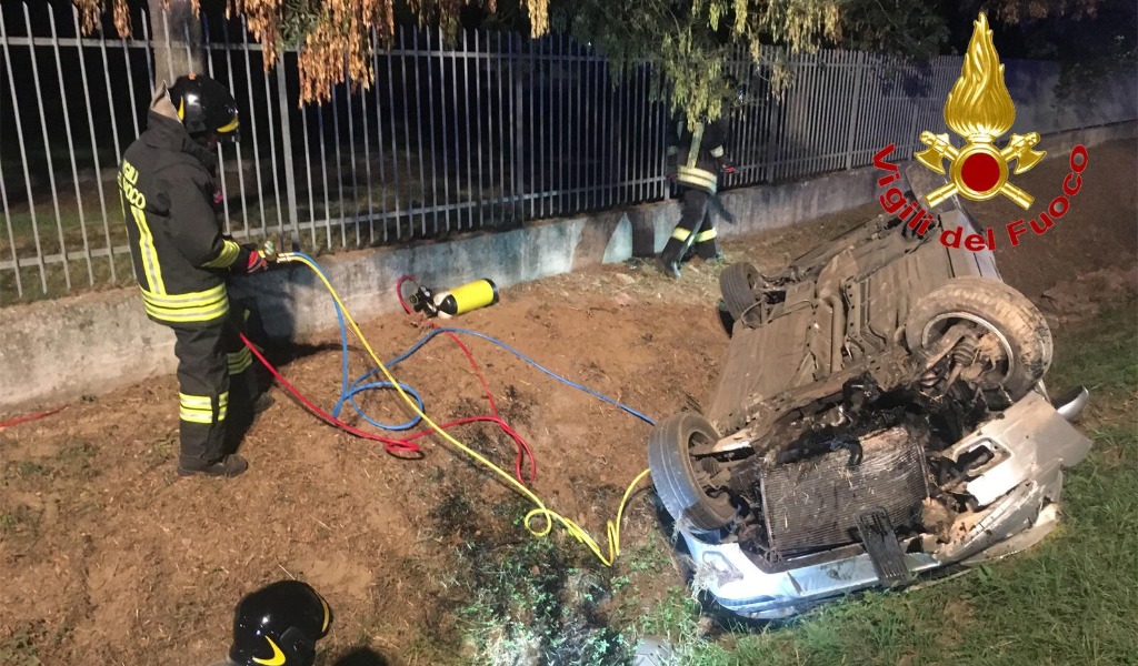 Finisce in un fosso con l’auto, poi si allontana a piedi