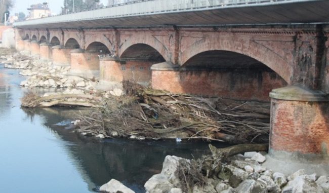 Rinviata la rimozione di tronchi e detriti sotto il Ponte sull’Adda