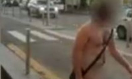Uomo nudo (con borsello) a spasso per Brescia: il video virale