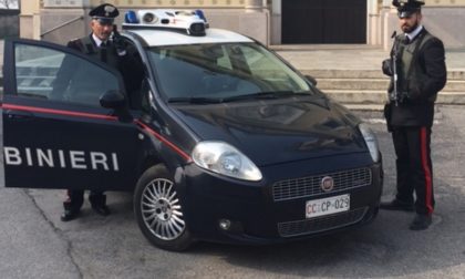 Fermato per un controllo spintona i carabinieri e fugge: denunciato 17enne