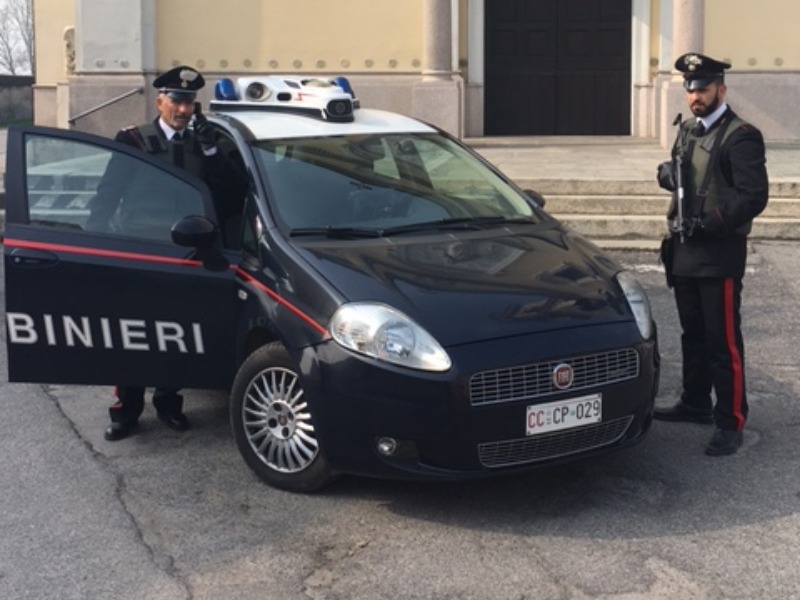 Fermato per un controllo spintona i carabinieri e fugge: denunciato 17enne