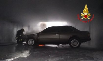 A fuoco un auto d'epoca a San Colombano, i Vigili del fuoco salvano la situazione FOTO