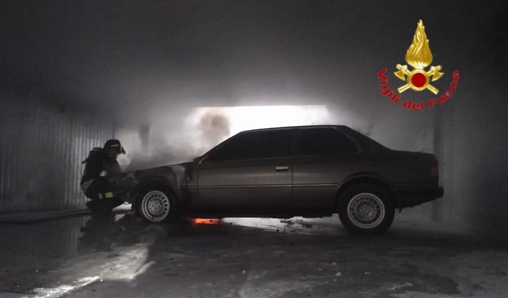 A fuoco un auto d’epoca a San Colombano, i Vigili del fuoco salvano la situazione FOTO