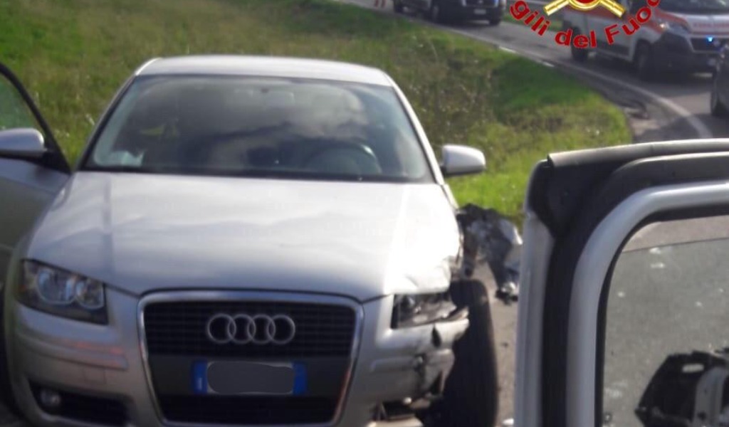 Incidente frontale a Guardamiglio, tre feriti FOTO