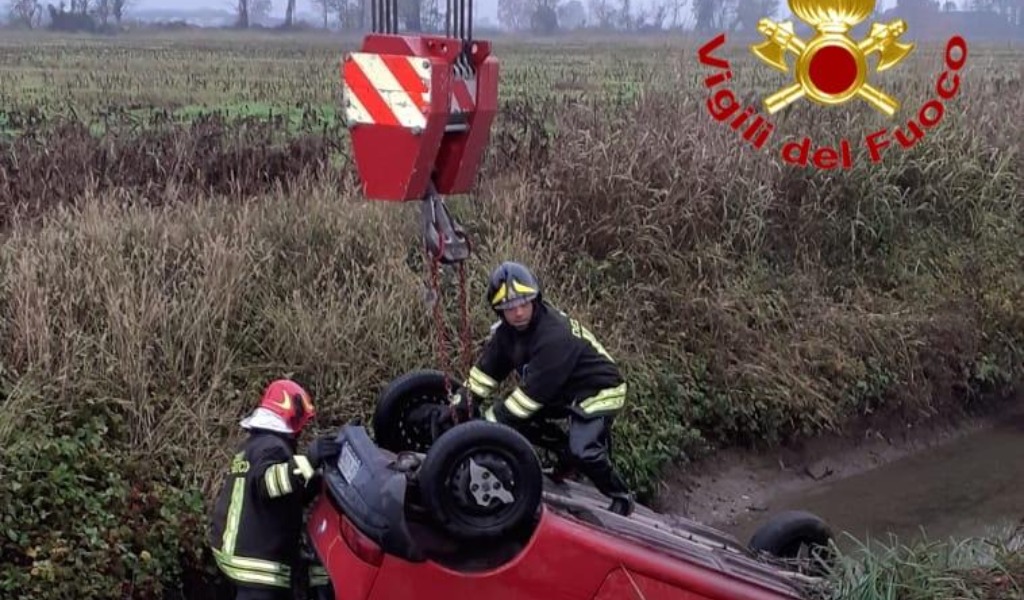 Auto nel fosso, i Vigili del fuoco la recuperano con la gru FOTO