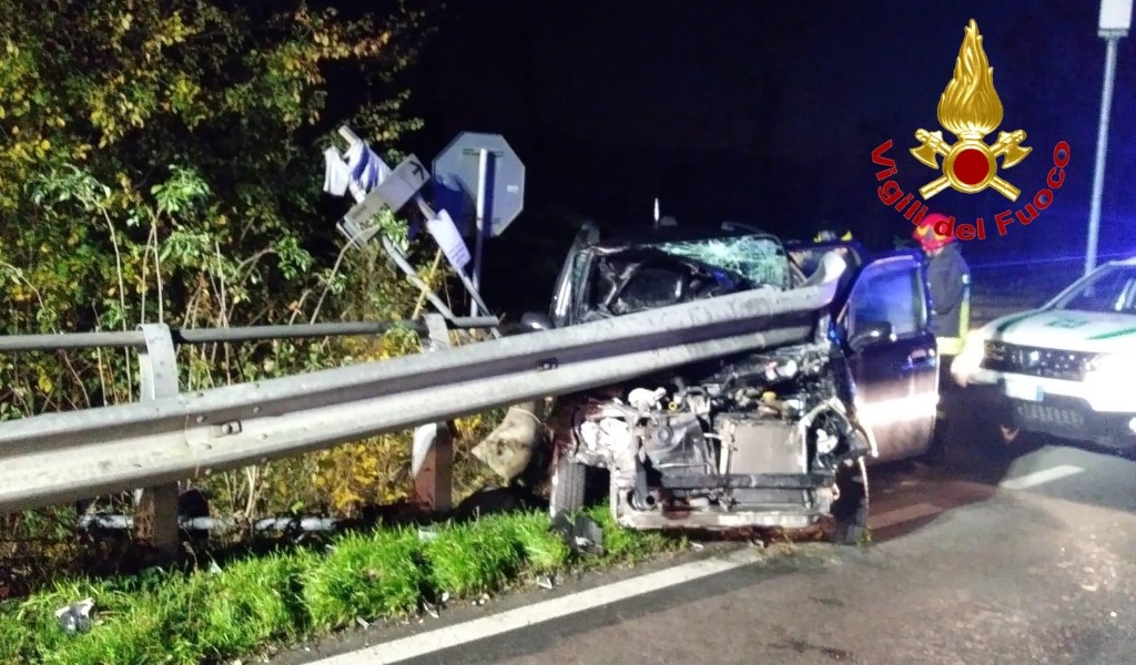 Incredibile incidente contro il guard rail, miracolati due ragazzi FOTO