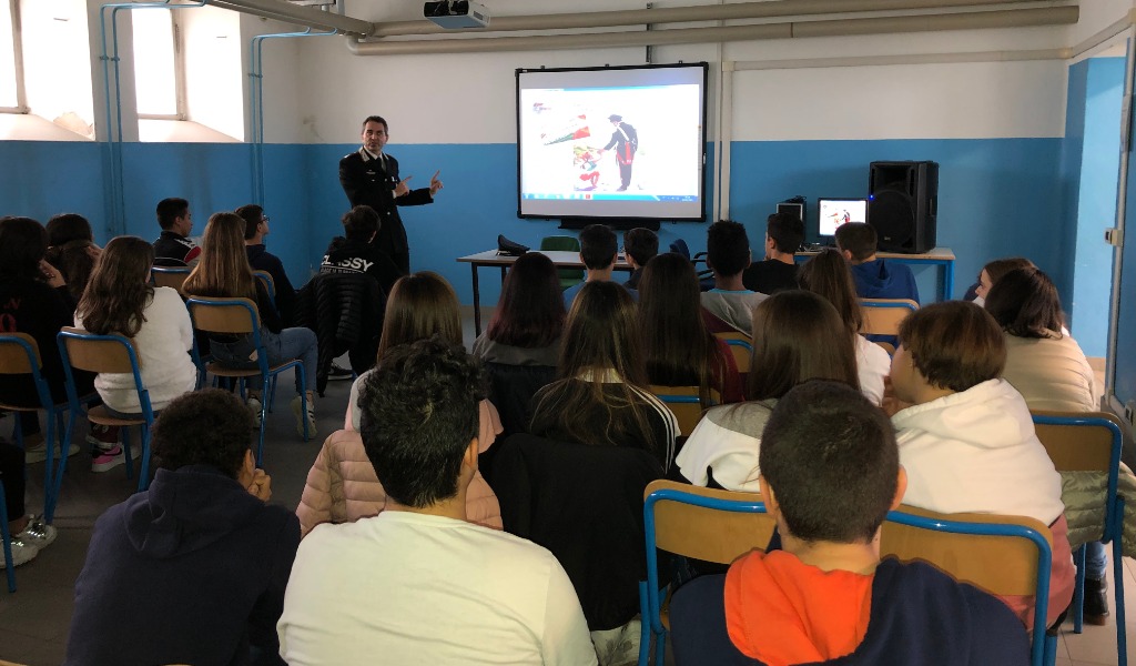 I Carabinieri entrano nelle scuole per un viaggio nella legalità con i ragazzi