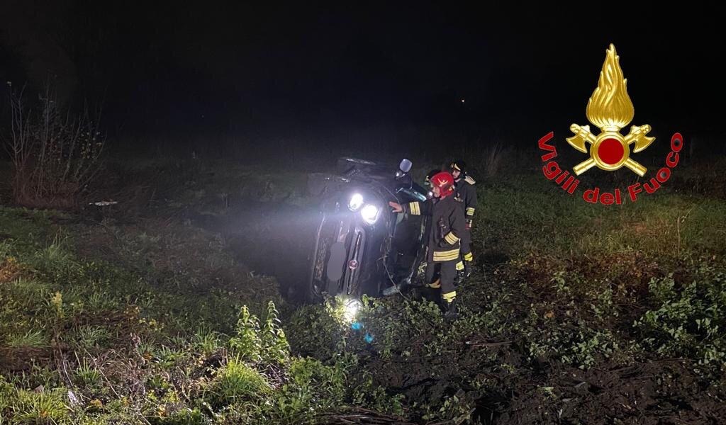 31enne si ribalta con l’auto e finisce nei campi FOTO