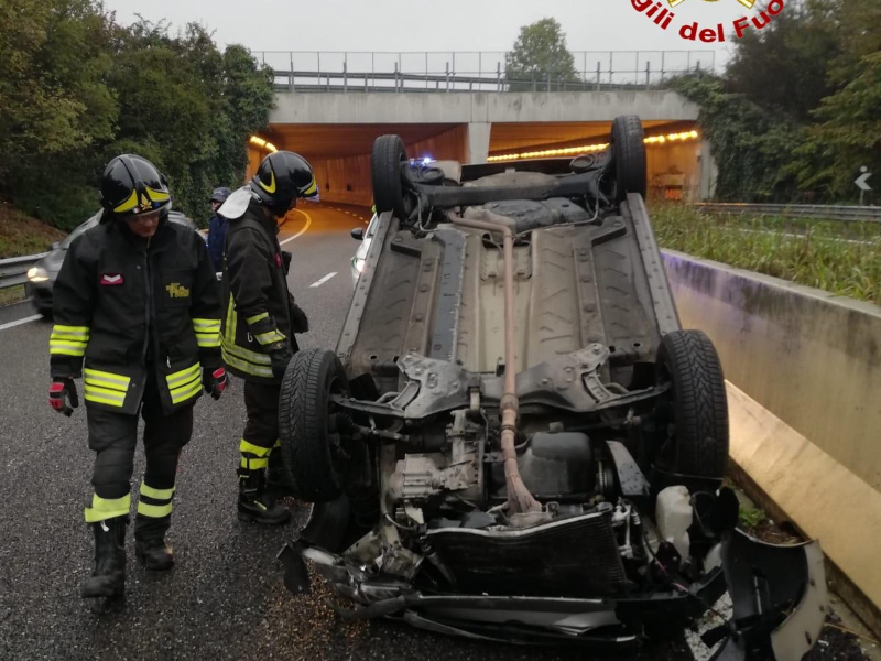 Si ribalta in tangenziale a Lodi, soccorsa 57enne