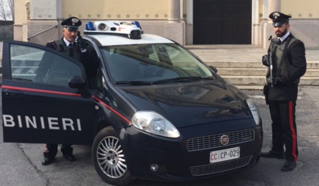 Fuga folle con l’auto rubata, poi la corsa nei campi