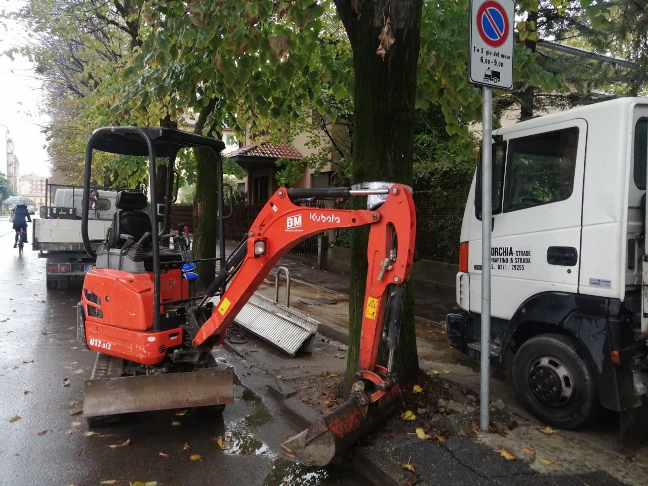 Iniziati i lavori per la ciclabile di via San Bassiano FOTO