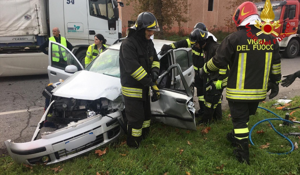 Schianto frontale sulla Ss 234, due feriti all’ospedale FOTO
