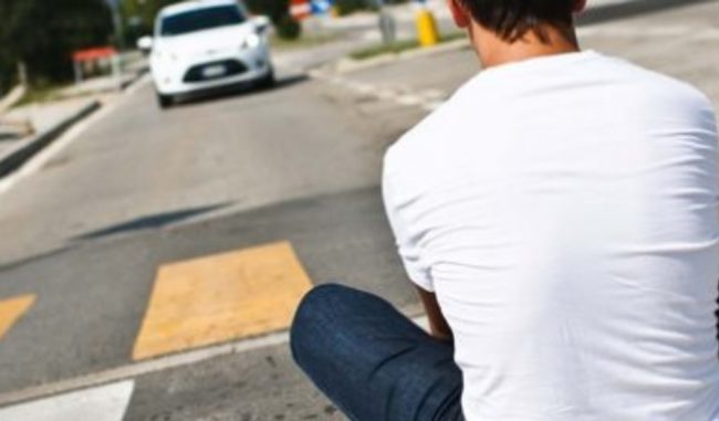 Planking challenge: continua la folle sfida dei giovani che si sdraiano in mezzo alla strada