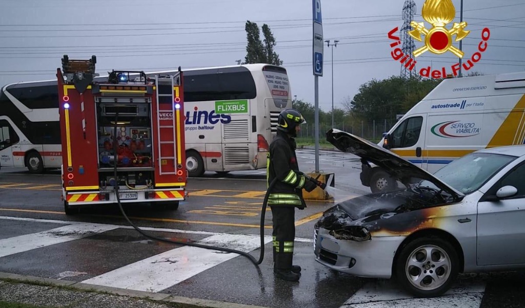 Auto in fiamme nell’area di servizio di Somaglia