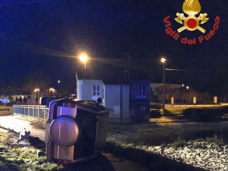 Auto ribaltata: soccorsa una 47enne SIRENE DI NOTTE