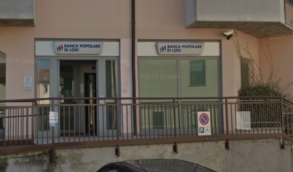Gli insoliti rapinatori che prima di fuggire col bottino augurano Buon Natale agli ostaggi